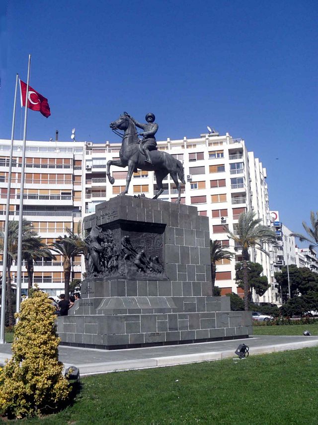 İzmir Atatürk Anıtı