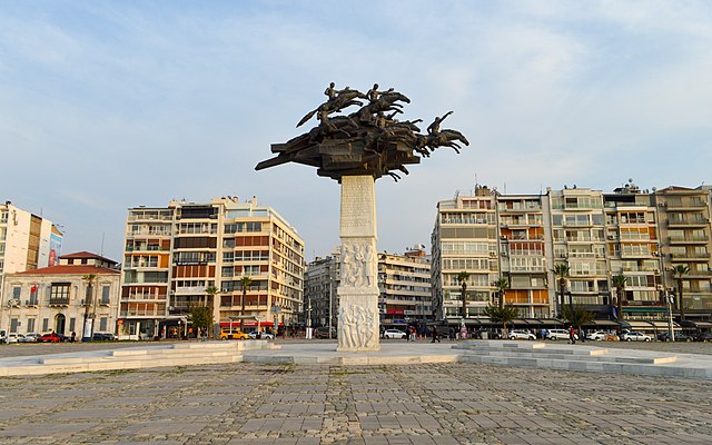 İzmir Gündoğan Meydanı